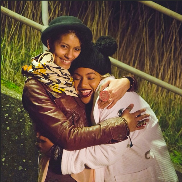 Yosra El-Essawy hugging Beyonce